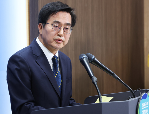 김동연 경기도지사가 5일 오전 경기도 수원시 경기도청에서 열린 경기도 동북권 공공의료원 설립 계획 발표 기자회견에서 취재진 질문에 답하고 있다. /연합뉴스