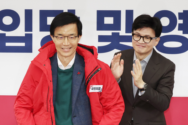 지난 1월 8일 국회에서 열린 국민의힘 입당 및 영입 환영식에서 한동훈 비상대책위원장이 방문규 전 산업통상자원부 장관에게 당 점퍼를 입혀주고 있다./연합뉴스