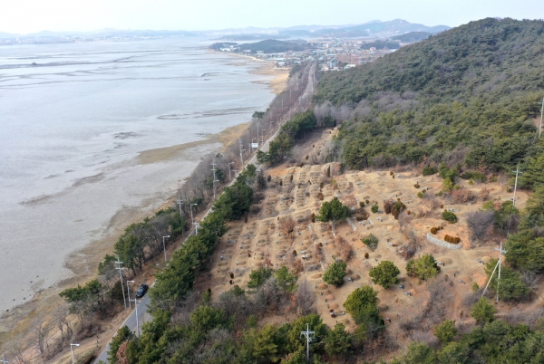 ▲ 경기도가 선감학원 피해자가 묻힌 암매장지에 유해 발굴에 나선다고 13일 밝힌 가운데 안산시와 협의된 장소에 안치공간(단원구 선감동 산 130-1)을 마련하기로 했다. 사진은 유해 안치공간으로 사용될 공설묘지 일대. /김철빈기자