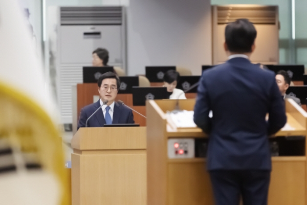 김동연 경기도지사가 19일 오전 도의회 본회의장에서 열린 제373회 제2차 본회의에서 이기형 의원의 질의에 답하고 있다. 사진=경기도청