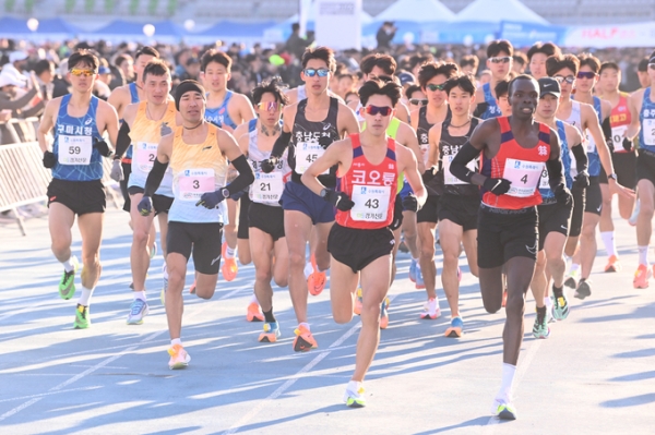 ▲ 경기도 유일의 국제육상연맹(WA)과 아시아육상연맹(AAA) 공인 대회인 2023 경기수원국제하프마라톤대회가 오는 25일 수원특례시에서 개최된다. 사진은 2023년 대회 모습. (사진=경기신문 DB)