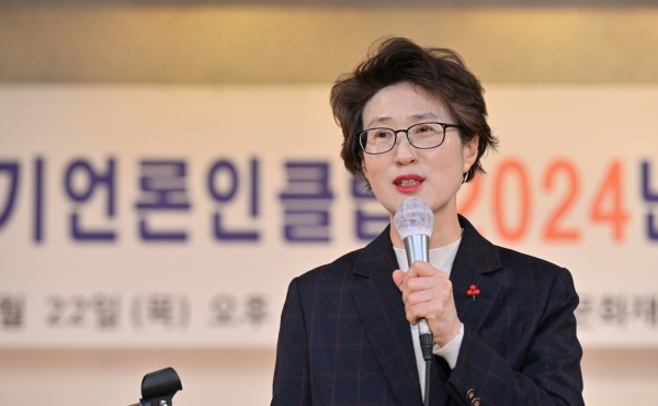 최윤정 ㈔경기언론인클럽 이사장이 2월 22일 경기문화재단 3층 다산홀에서 개최된 2024년 제1차 정기총회에서 인사말을 하고 있다.