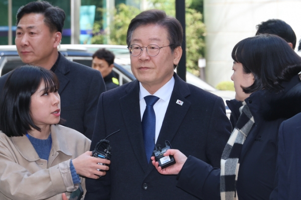 ▲ 이재명 더불어민주당 대표가 26일 오후 서울 서초구 서울중앙지법에서 열린 공직선거법 위반 혐의 관련 1심 속행공판에 출석하고 있다. (사진=연합뉴스)