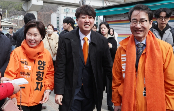▲ 개혁신당 이준석 대표가 27일 오후 용인시 처인구 용인중앙시장을 방문해 시장을 둘러보고 있다. 왼쪽 양향자의원, 오른쪽은 이원욱의원. /연합뉴스