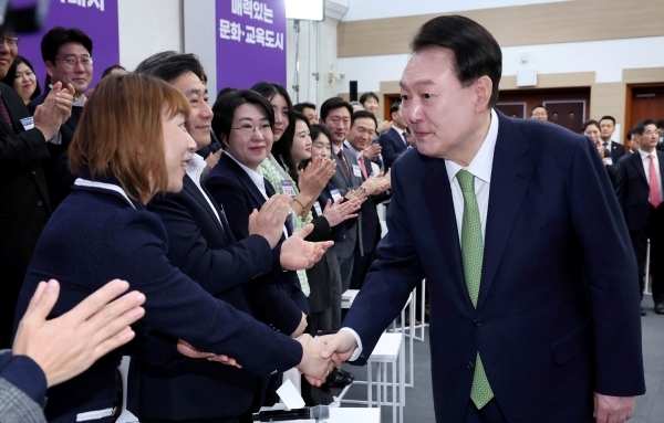 윤석열 대통령이 25일 용인특례시청에서 ‘대한민국 신성장동력 허브, 용인특례시’를 주제로 열린 23번째 국민과 함께하는 민생토론회에 입장하며 이지선 ㈜신성이엔지 대표 등 참석자들과 악수하고 있다. 대통령실통신사진기자단 제공