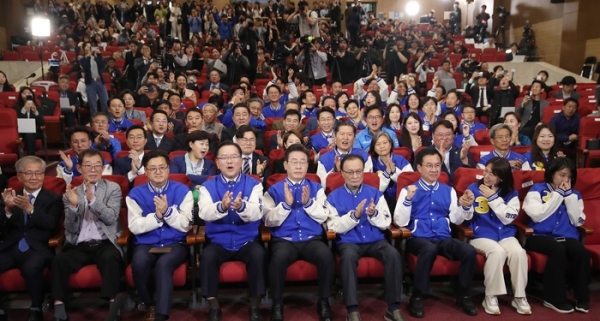 더불어민주당 이재명 대표, 이해찬·김부겸 상임공동선거대책위원장 등 당 지도부가 10일 오후 서울 여의도 국회 의원회관에 마련된 제22대 국회의원선거(총선) 민주당 개표 상황실에서 방송사 출구조사 결과를 지켜보며 환호하고 있다. 2024.4.10 /공동취재