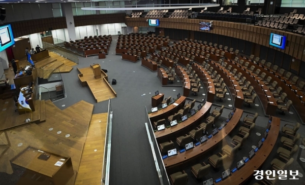 공무원 인사에 교섭단체 대표의원이 관여하는 개정안이 강행될 경우 두 조직간의 충돌이 예상된다. 사진은 경기도의회 전경, /경인일보DB