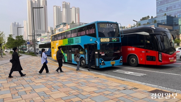 화성 동탄역 인근 한 버스정류장. 판교행 버스가 도착하자 시민들이 줄지어 버스에 탑승하고 있다. 2024. 4. 26 /윤혜경기자