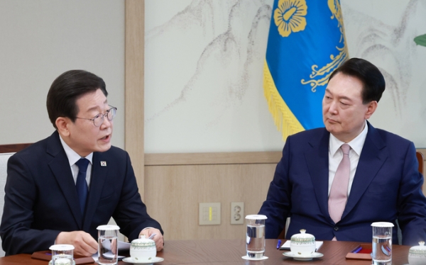▲ 지난달 29일 서울 용산 대통령실 집무실에서 이재명 더불어민주당 대표가 윤석열 대통령과 영수회담에서 발언하고 있다. (사진=연합뉴스)