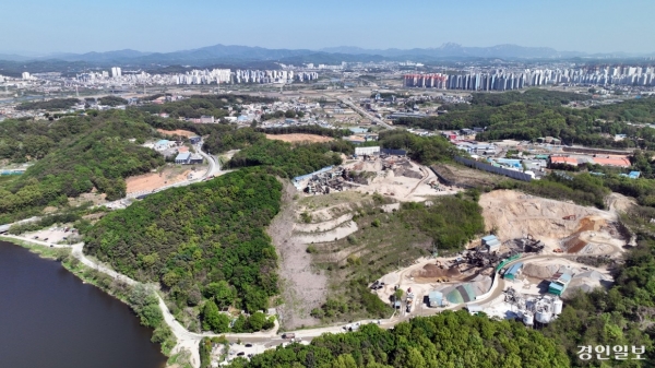 훼손 심각한 파주 장명산. 보전가치가 높은 한북정맥의 마지막 구간인 파주 장명산은 채석으로 산 단면이 잘려나가고 산업단지가 들어서 훼손 정도가 가장 심각한 수준을 보이고 있다. 산줄기가 이어지는 구간에서도 이미 대규모 주택단지가 들어서 능선을 알아보기 힘든 상태다. /기획취재팀
