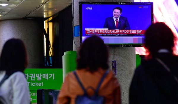 9일 인천종합버스터미널 대합실에서 시민들이 ‘윤석열 대통령 취임 2주년 기자회견’ 방송을 보고 있다. 이진우 기자