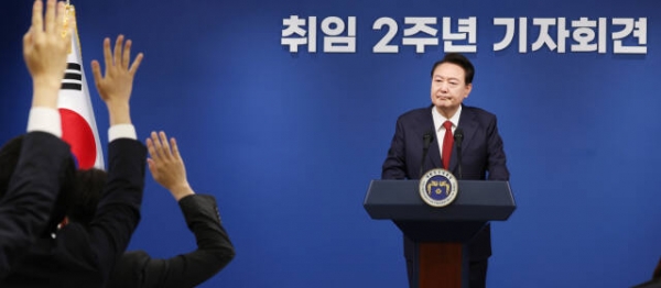 윤석열 대통령이 9일 오전 서울 용산 대통령실 청사 브리핑실에서 열린 ‘윤석열정부 2년 국민보고 및 기자회견’에서 취재진의 질문을 받고 있다. 연합뉴스