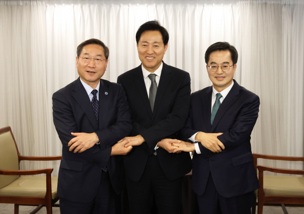유정복 인천시장(왼쪽부터), 오세훈 서울시장, 김동연 경기지사가 지난해 11월 16일 서울 중구 프레스센터에서 열린 3자 회동에서 손을 잡고 기념촬영하고 있다. /경기도 제공