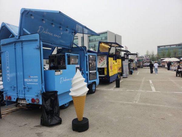 이달 초 평택 소재 한 대학 축제 현장에서 영업하고 있는 푸드트럭 모습. 이진기자