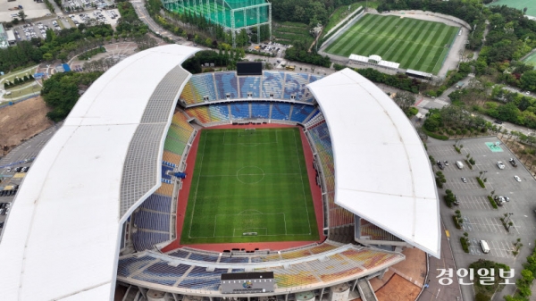 경기도수원월드컵경기장관리재단이 경기장을 축구발전진흥사업보다 이벤트 대관사업 등으로 수익을 내 논란이 일고 있다. 사진은 오는 6월 국제양궁대회가 열릴 수원월드컵경기장 주경기장과 지난해 싸이 흠뻑쇼 등 페스티벌이 열린 보조경기장. 2024.5.21 /임열수기자