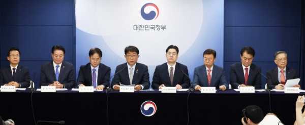 22일 오전 정부서울청사에서 박상우 국토부장관, 오병권 경기도 행정1부지사, 이동환 고양시장, 신상진 성남시장, 최대호 안양시장, 하은호 군포시장, 송재환 부천 부시장, 한국토지주택공사(LH) 이한준 사장 등이 참석한 가운데 1기 신도시 선도지구 선정계획 발표 브리핑을 하고 있다. 2024.5.22 /연합뉴스