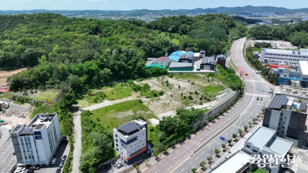 반도체 장비업체 어플라이드 머티어리얼즈(AMAT)의 R&D센터 유치 정상화를 위해 오산 가장동 부지를 세교3지구 공공택지사업에서 제척해야 한다는 주장이다. 사진은 28일 AMAT의 오산시 가장동 부지. 오른쪽으로 우량기업들이 들어선 오산 가장일반산업단지가 위치해 있다. 2024.5.28 /임열수기자