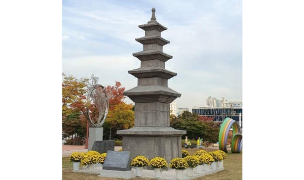 이천아트홀 잔디광장에 있는 ‘이천오층석탑 환수염원탑’
