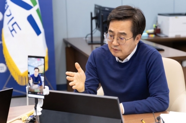 ▲ 지난 29일 김동연 경기도지사가 인스타그램 라이브 방송을 통해 경기북부특별자치도 관련 질의응답을 진행하고 있다. (사진=김동연 지사 인스타그램 캡처)