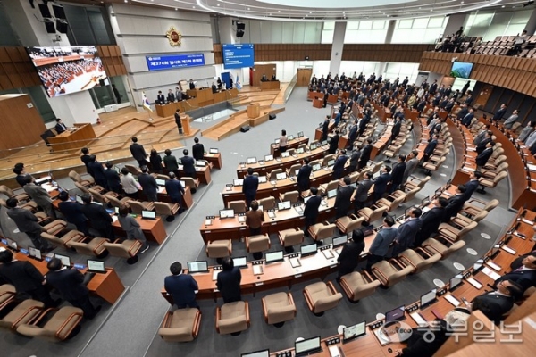 임기 반환점을 앞둔 제11대 경기도의회의 전반기 본회의 출석률 조사했는데, 더불어민주당 의원들의 출석률이 국민의힘 개혁신당 의원보다 높은 것으로 나타났다. 사진은 도의원들이 지난 4월 16일 오전 경기도의회 대회의장에서 열린 제374회 임시회 제1차 본회의에 참석해, 국기에 대한 경례를 하고 있는 모습. 노민규기자