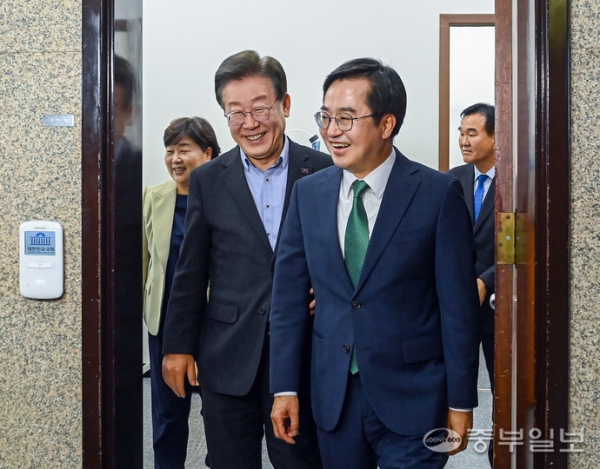김동연 도지사와 더불어민주당 이재명 당대표가 3일 오전 서울 여의도 국회 당대표실에서 만남을 가진 후 미소를 지으며 걸어 나오고 있다. 임채운기자