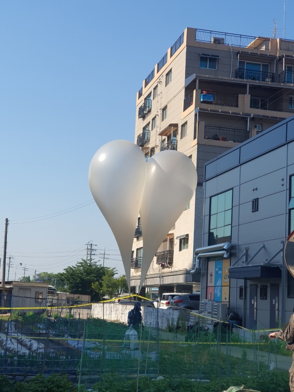 북한이 지난달 28~29일에 이어 이달 1일 두 차례에 걸쳐 오물이 담긴 풍선을 남측으로 보냈다. 사진은 용인에서 발견된 북한의 오물 풍선 모습. /사진제공=독자