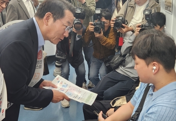 지난달 1일 오전 유정복 인천시장이 인천도시철도 1호선 지하철에서 시민들에게 I-패스를 홍보하고 있다. ( 사진 = 박지현 기자 )