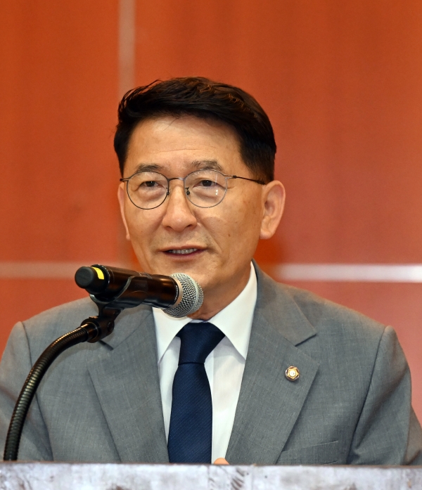 경기언론인클럽 창립 22주년 기념식에서 김기정 수원특례시의회 의장이 축사를 하고 있다.
