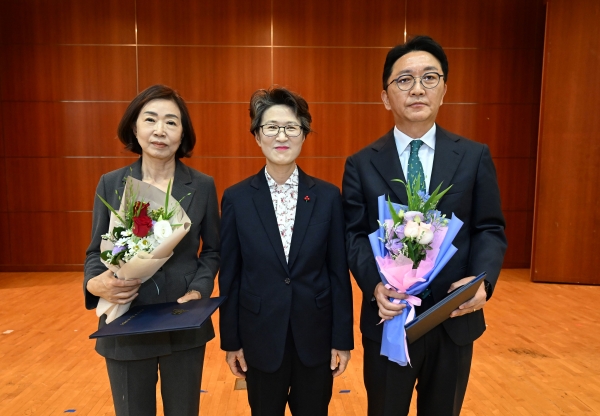 경기언론인클럽 창립 22주년 기념식에서 최윤정(가운데) 이사장이 본회 발전에 기여한 공로로 감사장을 수상한 김종희 감사(왼쪽·중부일보 업무국장), 엄득호 운영위원장과 기념촬영하고 있다.