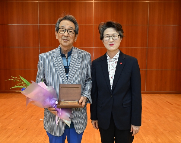 경기언론인클럽 창립 22주년 기념식에서 최윤정 이사장이 자랑스러운 경기언론인상 수상자인 우제찬 전 경인일보 대표이사와 기념촬영하고 있다.