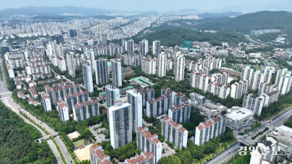 정부가 이주단지 조성 지역을 찾기 어려운데다 대규모 개발에 따른 부동산 시장 불안이 커진다는 우려와 지적이 커지자 계획을 사실상 철회했다. 사진은 분당 아파트의 모습. 2024.5.22 /최은성기자