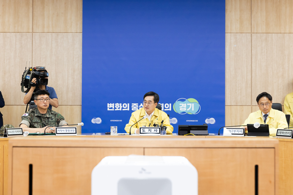 11일 오후 경기도청 재난안전상황실에서 김동연 경기지사, 접경지역 시군 부단체장(파주, 김포, 포천, 연천) 및 군·경·소방 관계자 등이 참석한 가운데 현 위기상황 관련 긴급 대책회의가 열리고 있다./사진=경기도 제공