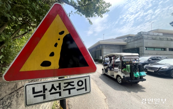 지난해 하반기 경기도내 156개 골프장 안전점검에서 242개 지적사항이 나오는 등 골프장 내 안전사고의 위험성이 끊이질 않고 있다. 사진은 절개지 낙석으로 인해 지적받은 도내 한 골프장. 2024.6.12 /최은성기자