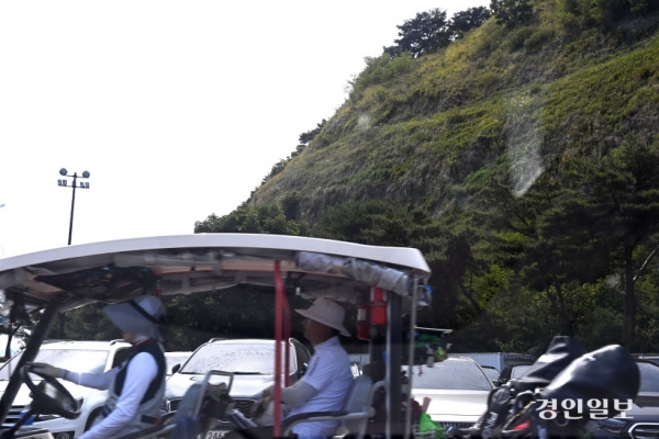 경기도가 골프장 안전점검을 실시하고 있지만 인력 부족과 안전시설 세부기준이 불분명해 점검에 한계가 있다는 지적이 나오고 있다. 사진은 도내 한 골프장 모습. /최은성기자