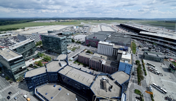한해 3000만 이상의 여객이 이용하는 등 유럽에서 높은 경쟁력을 갖춘 오스트리아 빈 국제공항 전경. 1954년 1월 개항한 이후 소음 피해 문제로 주민들과 갈등을 겪었으나, 공론화 정책으로 해소한 기록이 있다. /김철빈 기자