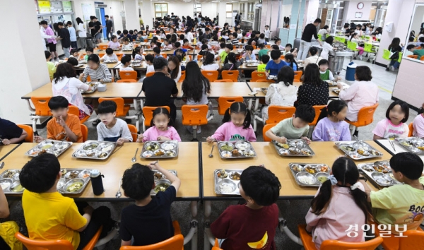 경기도내 무상급식 비용을 일부 지자체에서 재정난 등을 이유로 분담금을 필요 수준 이하로 예산에 편성하는 사례가 잇따르면서 무상급식 운영에 차질이 우려되고 있다. 사진은 무상급식을 시행 중인 경기도내 한 초등학교 급식실. /이지훈 기자