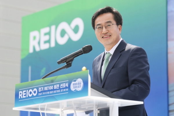 지난해 4월 시흥시 ㈜마팔하이테코에서 열린 경기 RE100비전 선포식에 참석해 인사말을 하고 있는 김동연 경기도지사. 사진=경기도청