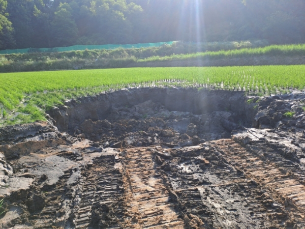 지난 16일 용인 반도체클러스터 전력구 공사 과정에서 공사 구간 상부에 위치한 사유지에 땅 꺼짐 현상이 발생했다. 사진은 용인 원삼면 목신리 1045-7번지 일원 논 한 가운데 싱크홀이 발생한 현장. 사진=독자 제공