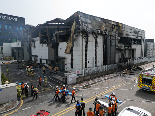 24일 화성시 서신면 소재 일차전지 제조공장에서 화재가 발생해 소방관들이 진화 작업을 벌이고 있다. 이 화재로 22명이 사망하고, 8명이 중경상을 입었다. 전광현 기자
