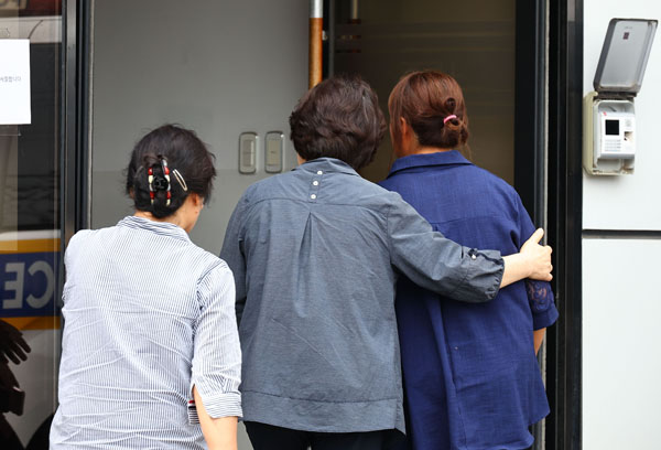 25일 경기도 화성시 서신면 리튬전지 공장 화재 현장에 유가족들이 도착하고 있다. /사진=공동취재