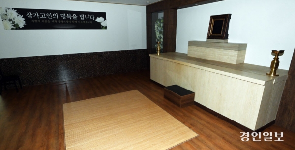 31명의 사상자가 발생한 화성시 일차전지 제조업체 아리셀 공장 화재 사고가 발생한 지 사흘이 지났지만, 시신이 심하게 훼손돼 신원 확인이 어려워 빈소를 차리지 못하고 있다. 26일 오후 화성시내 한 장례식장 빈소가 텅 비어있다. 2024.6.26 /최은성기자