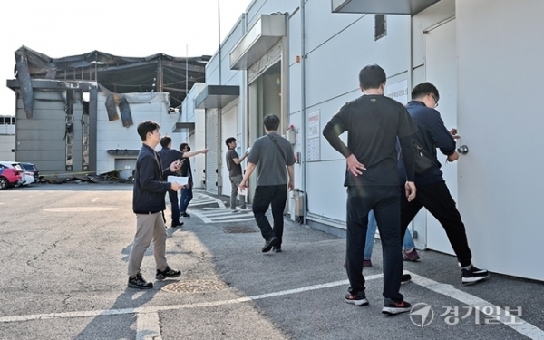 화성시 서신면 일차전지 제조업체 아리셀 공장 화재 사고를 수사 중인 경찰과 고용노동부가 26일 아리셀과 인력공급 업체인 메이셀, 한신다이아 등 3개 업체에 대해 압수수색을 벌였다. 사진은 아리셀 공장의 위험물저장소를 살펴보는 경찰과 고용노동부 관계자들. 윤원규기자