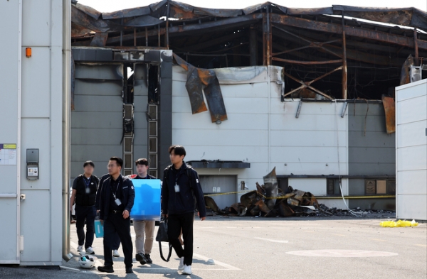 26일 오후 경기 화성시 서신면 일차전지 업체 아리셀 공장에서 경찰과 고용노동부 관계자들이 압수수색을 하고 있다. (사진=연합뉴스)