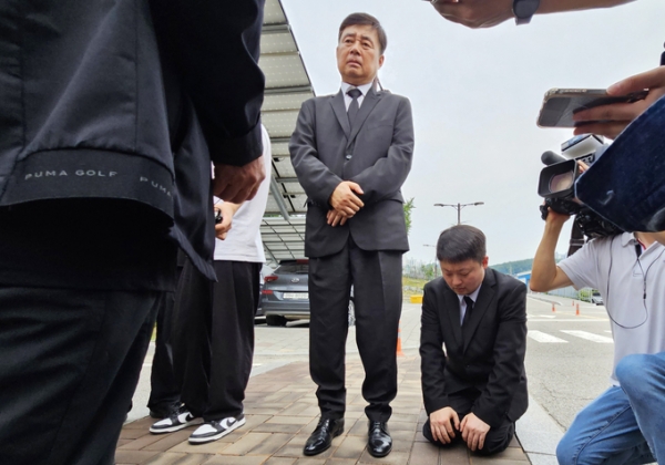 ▲ 27일 오후 박순관 에스코넥 대표와 임원들이 경기도 화성시 모두누림센터에서 아리셀 공장 화재 희생자 유가족을 만나 사과하고 있다. 지난 24일 오전 10시 31분 화성시 서신면 전곡리 소재 일차전지 업체인 아리셀 공장에서 화재가 발생해 31명의 사상자가 발생했다. (사진=연합뉴스)