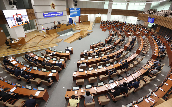 경기도의회가 전반기 마지막 의사일정인 6월 27일 ‘제375회 정례회’ 본회의를 진행하고 있다. 이날 도의회는 도지사 비서실과 보좌기관을 대상으로 행정사무감사를 실시하는 내용의 ‘경기도의회 위원회 구성·운영 조례 일부개정 조례안’을 재석의원 115명 중 찬성 98명, 반대 13명, 기권 4명으로 의결시켰다./경기도의회 제공