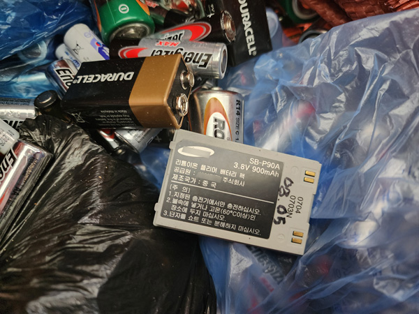 수원특례시 한 행정복지센터의 폐건전지 수거 마대에 부풀어 있는 리튬이온 폴리머 배터리가 뒤섞여 있다.
