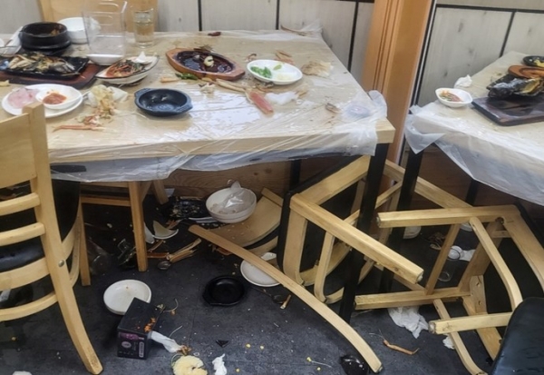 지난 1일 오후 안양시의원들이 착석했던 자리. 바닥에 깨진 식기들과 음식이 쏟아져있다. 사진=독자제공