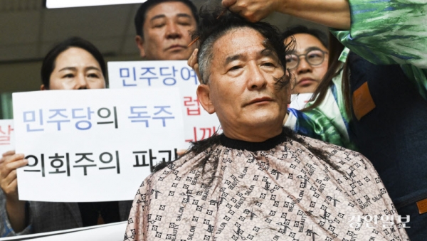김기정 전 수원시의회 의장이 3일 오후 수원시청 로비에서 더불어 민주당 소속 시의원들의 후반기 원 구성 독식에 반발하며 삭발을 하고 있다. 2024.7.3 /이지훈기자