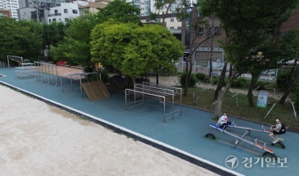 경기지역 초등학교와 유치원 놀이터 바닥에 사용한 탄성포장재에서 기준치 이상의 발암물질이 검출된 가운데 시공 이후에는 안전검사 규정이 미흡한 것으로 나타나 아이들의 건강이 위협받고 있다. 사진은 탄성포장재를 사용한 도내 초등학교. 조주현기자