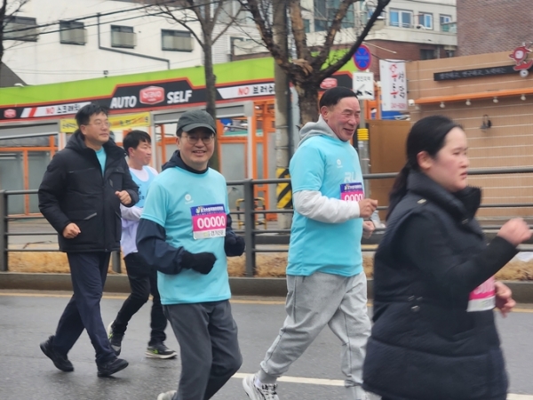 ▲ 지난 2월 김동연 경기도지사가 이원성 경기도체육회장, 도민과 경기수원국제하프마라톤 5km 코스를 달리고 있다. (사진=이유림 기자)